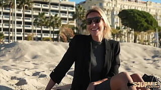 Anouk&comma; blondie sulfurique&comma; s'empale sur une queue