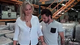 La CEO est 1 cougar cougar francaise aux gros seins et donne stepson cul en entretien