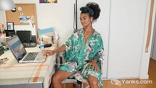 Yanks dark-hued Lola Rose Fingers Her unshaved Twat