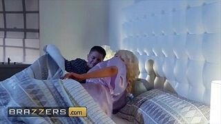 Blonde housewife &lpar;Nicolette Shea&rpar; cheats on her hubby - Brazzers