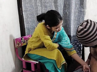 Medam ji ko jabar dasti doodh daba kar pela