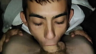 Dei carona pra um rapaz e botei ele pra mamar