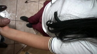 Andele profe&comma; se la chupo pero me pasa de año&excl; sexo casero real en público en salón de clases