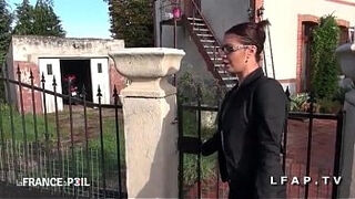 Cette milf francaise en underwear se fait ramoner le cul par le taximan