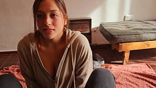 A SOLAS CON LA PRIMA DE MI AMIGO&period; LE LLENO LA CARITA DE LECHE