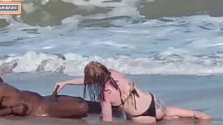 Fizemos sexo com estranho na praia ele deixou nós duas toda fodida