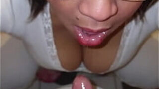 LA MAMA DE MI MEJOR AMIGO ME ENCUENTRA MASTURBANDOME CON SU TANGA Y ME LO CHUPA HASTA VENIRME EN SU BOCA PARTE 1