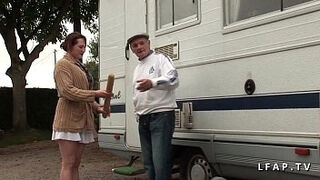 Pute rousse grave prise en double foray dans un group sex avec un vieux