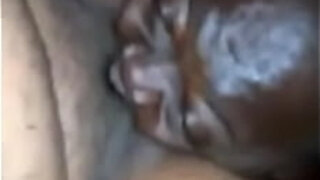 Cameroun - femme mariée se fait bouffer la chatte par un vieux et pisse sur lui