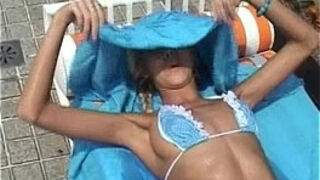 Nikky towheaded - Hotel Pool