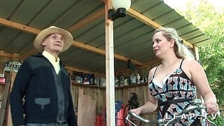 Jolie small cochonne aux gros seins et au gros cul prise dans un 3 avec papy