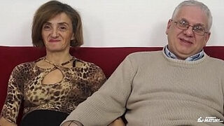 SCAMBISTI MATURI - Mature Italian swinger gets her ass torn up and pussy