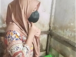 Mandi sambil colmek di kamar mandi