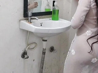 Step daughter ko shower me pakad ke jabar dasti choda