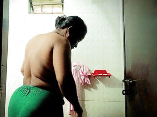 The paramour went to the bathroom to bathe sex. I saw her bathing lurking in her bath.