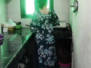 Bhabhi ko gandi gandi video dikha kar jabar dasti pela