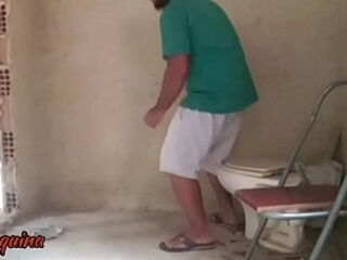 Esposa safada fode com Pedreiro enquanto corno sai