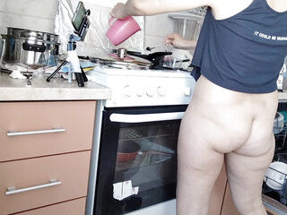 Amateur wifey preps breakfast naked in the kitchen.